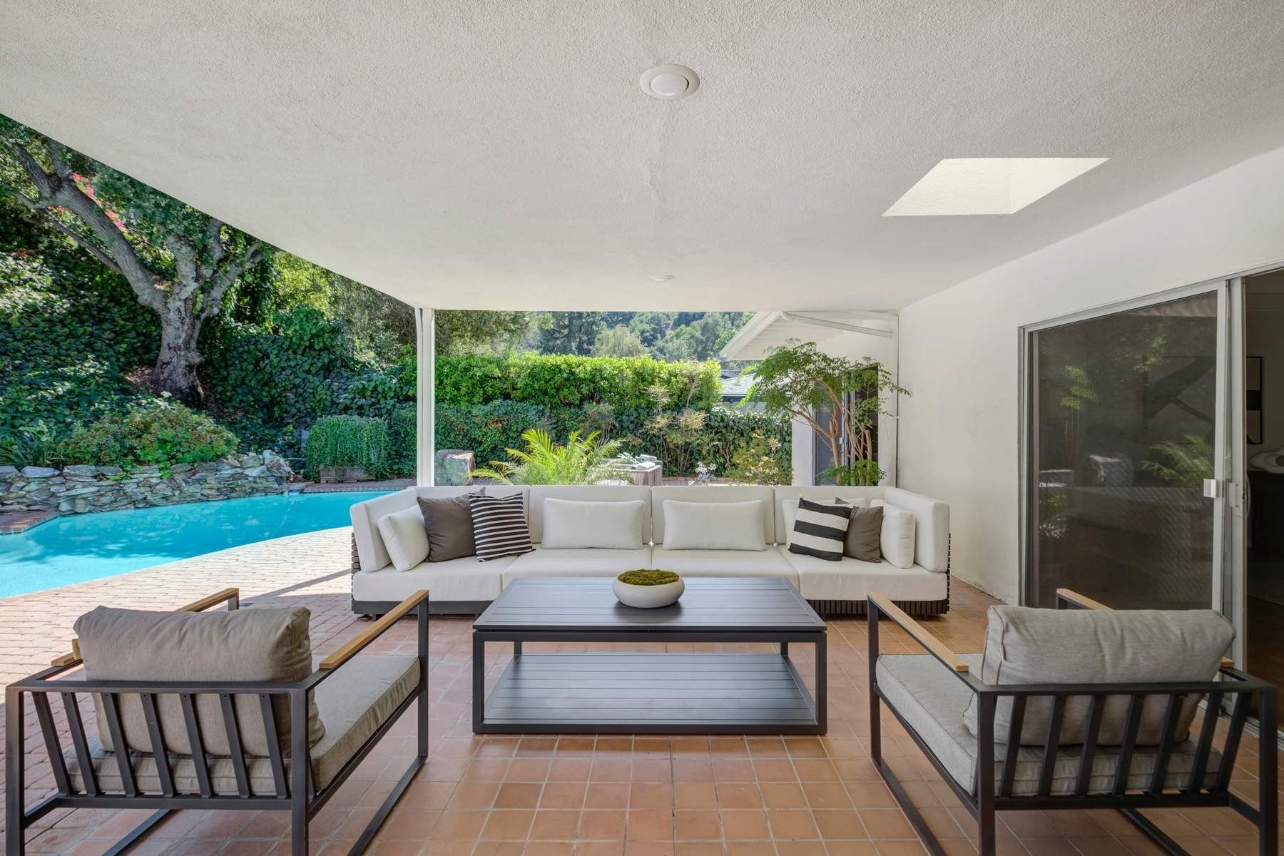 Kidney-shaped pool and patio, Ballina Residence Encino